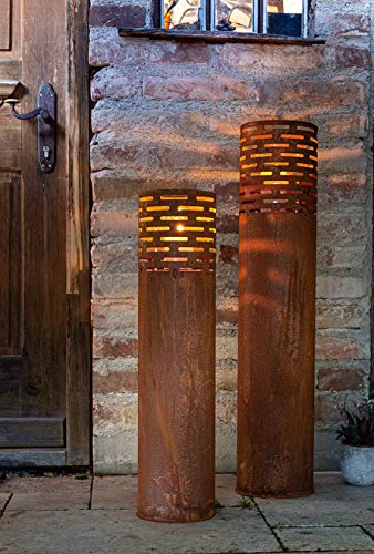 Dekoleidenschaft 2 Windlicht-Säulen aus Metall im Rost Design, 75 + 95 cm hoch, Garten-Laterne, Kerzenständer, Kerzenhalter, Dekosäule mit Kerzenglas, Metallsäule, Kerzensäule, Garten-Deko für Draußen